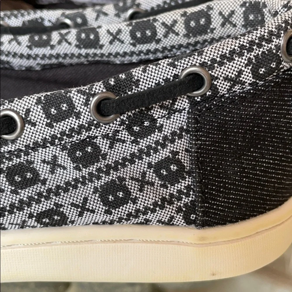TOMS Black Denim Shoes Skull & Cross Bones Youth Unisex Slip-Ons Sz 2